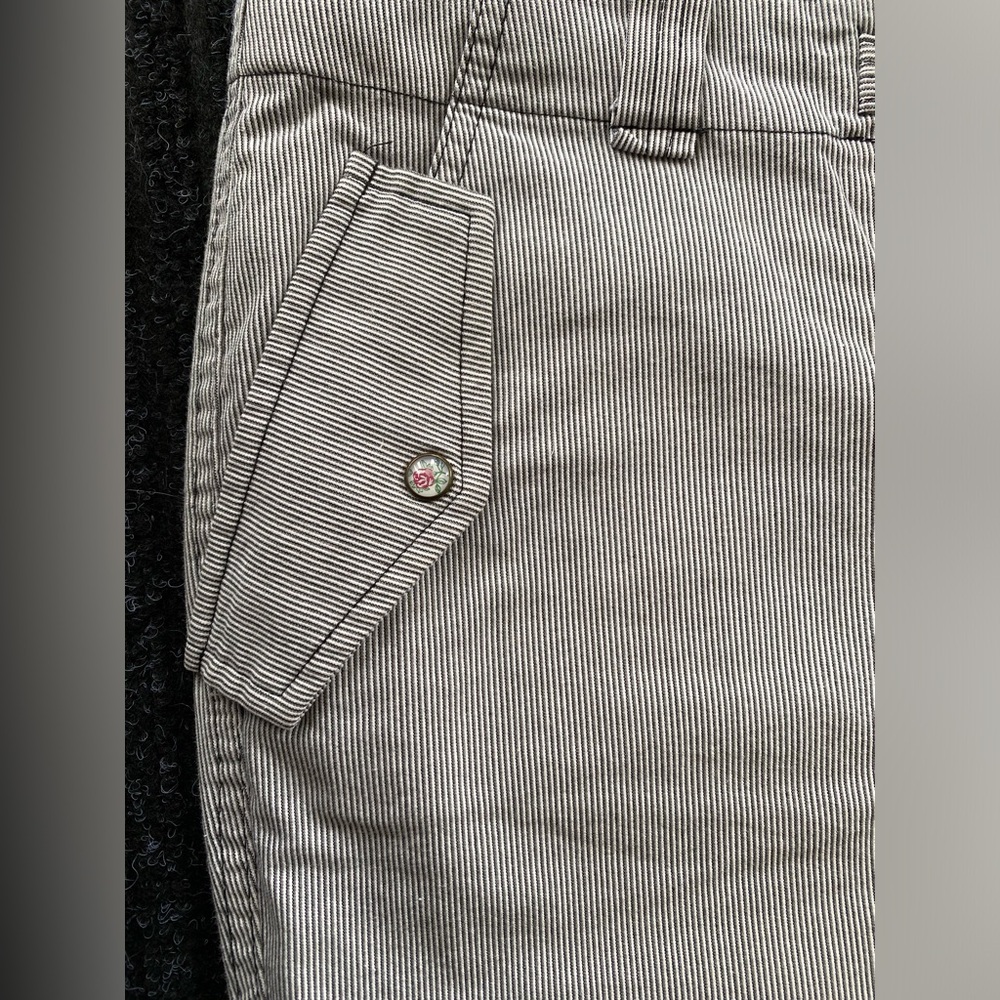 SUPER CUTE Zinc cargo style pant. Small pinstripe. Cute details!